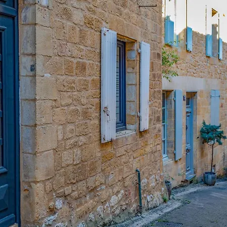 Le Petit Cocon De La Butte Holiday home *
